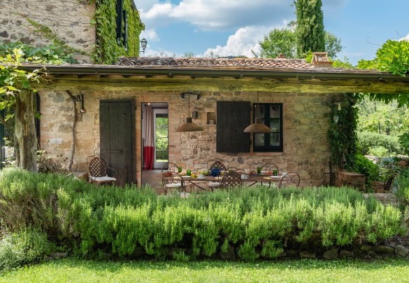 Pergola con tavolo da pranzo accanto alla cucina - Molino L’Oppino