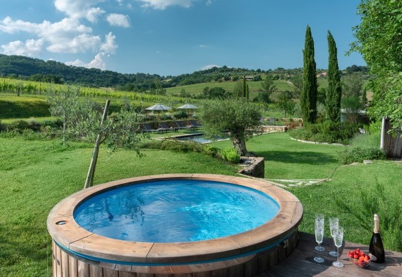 la vasca idromassaggio a sei posti, a venti metri dalla piscina - Molino L’Oppino