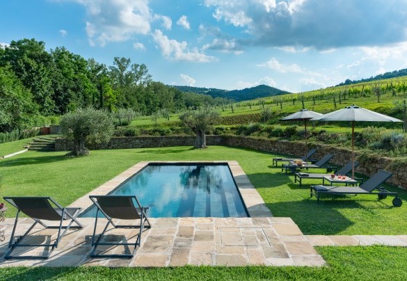 La piscina misura 10 x 4 m con una profondità costante di 1,55 m - Molino L’Oppino
