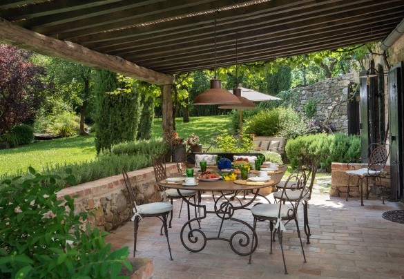Pergola con tavolo da pranzo accanto alla cucina - Molino L’Oppino
