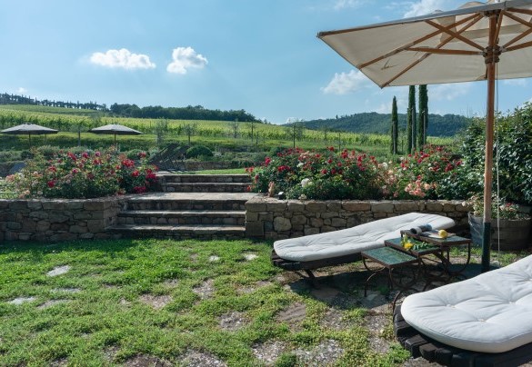 Punto relax tra le camere n.2, n.3 e la piscina - Molino L’Oppino