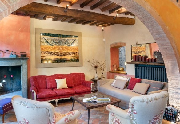 Soggiorno in open space con caminetto ornamentale, divani e Smart Tv - Molino L’Oppino