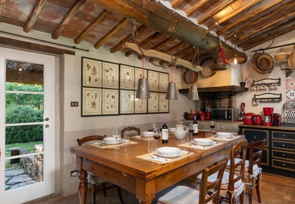 la cucina in open space con tavolo da pranzo e uscita diretta nella pergola  - Molino L’Oppino