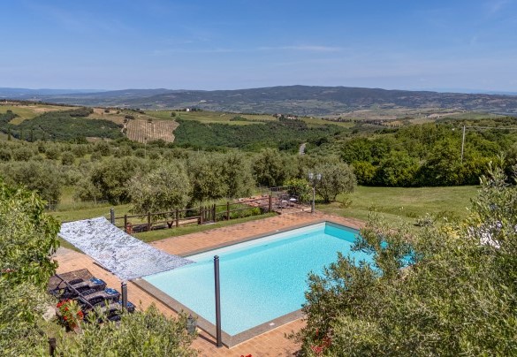 La piscina misura 11 x 7 m con una profondità variabile da 0,70 m a 1,40 m – Montebendico 