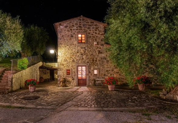 Il casale in pietra illuminato all’imbrunire – Montebendico 
