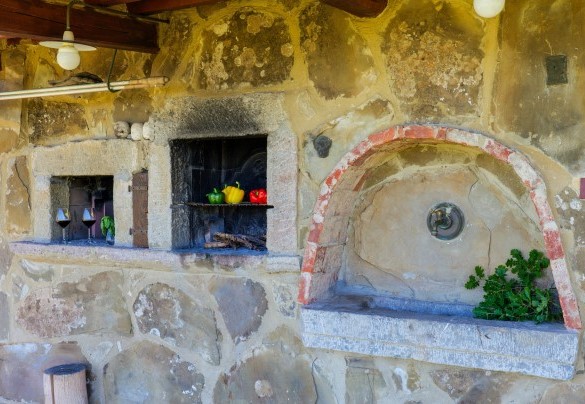 Il barbecue, Il forno a legna e il lavabo in pietra vicino al portico – Montebendico 