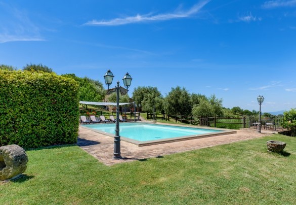 La piscina immersa nel verde del parco con solarium attrezzato – Montebendico 