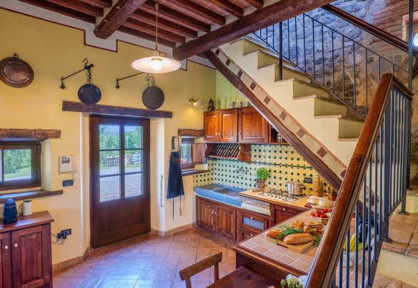 La cucina luminosa e le scale per la camera al primo piano – Montebendico 