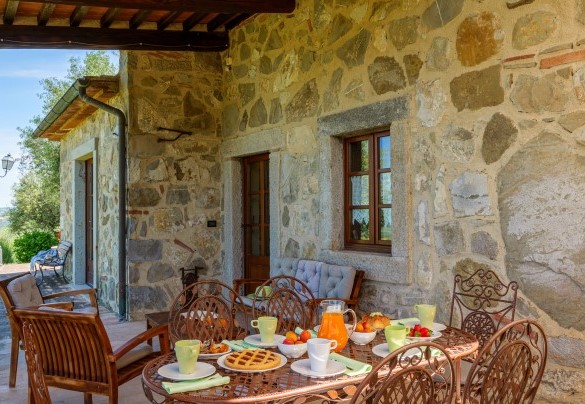 Il tavolo da pranzo nel portico collegato al soggiorno della villa – Montebendico 