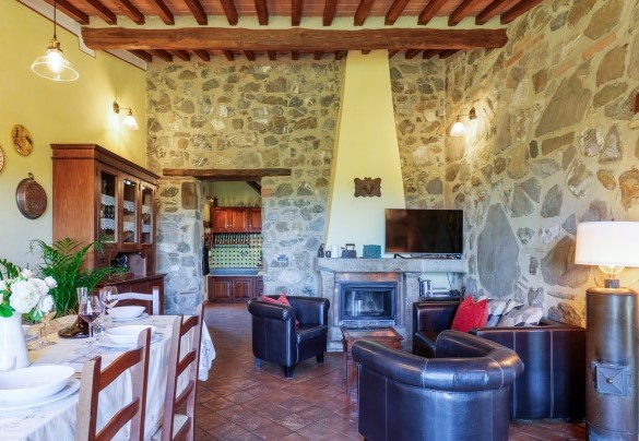 Il soggiorno e la zona pranzo collegati alla cucina – Montebendico