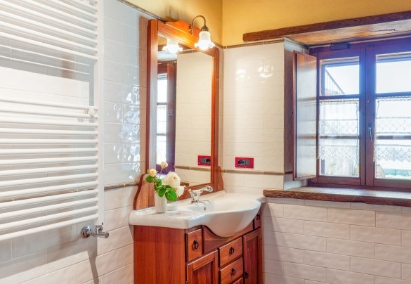Bagno con doccia n.1, en-suite alla camera n.1– Montebendico 