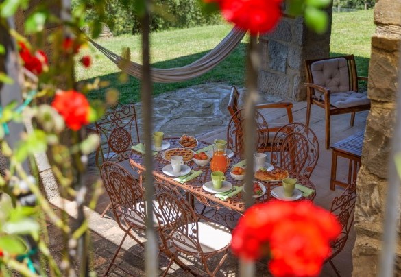 Il tavolo da pranzo nel portico – Montebendico 