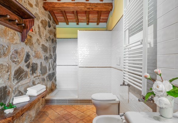 Bagno con doccia n.1, en-suite alla camera n.1– Montebendico 