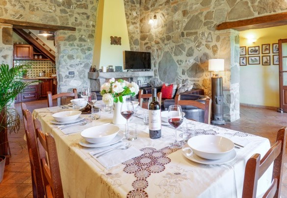 Il soggiorno e la zona pranzo con uscita diretta in giardino – Montebendico 