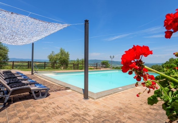 La piscina dispone di lettini e copertura ombreggiante – Montebendico