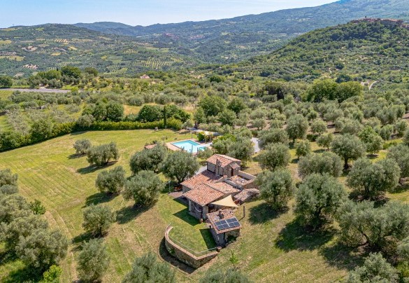 La proprietà circondata dalle colline toscane – Montebendico