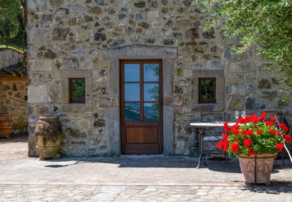 Il casale in pietra e l’ingresso in cucina – Montebendico 