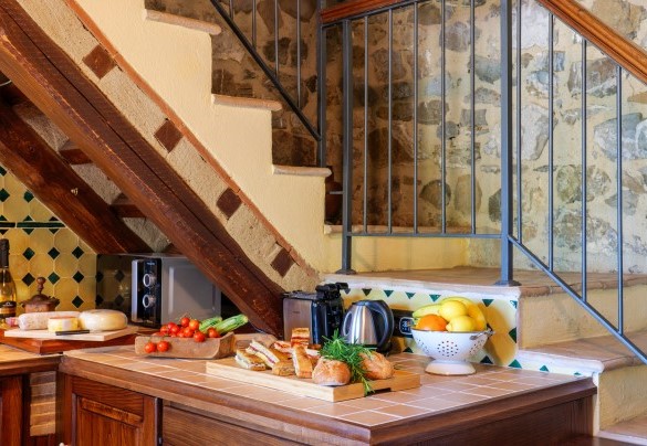 La cucina in muratura e le scale per la camera al primo piano – Montebendico 