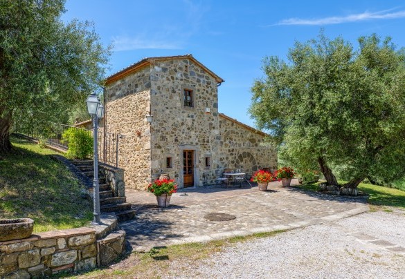 Il casale in pietra visto dal parcheggio con ingresso in cucina – Montebendico 