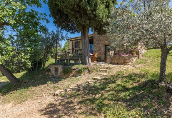 Along the paths inside the property, guests can stroll in pleasant tranquillity - Monterzi