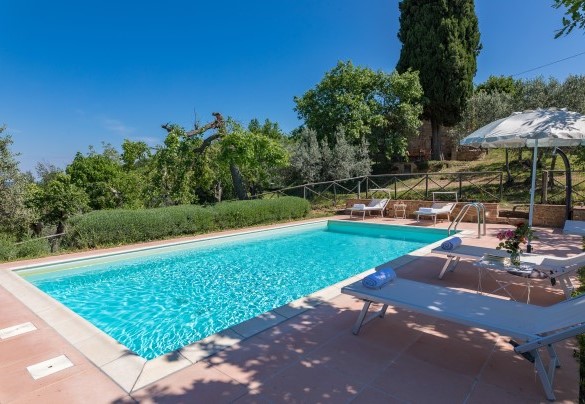 The swimming pool is located about 15 m from the house - Monterzi