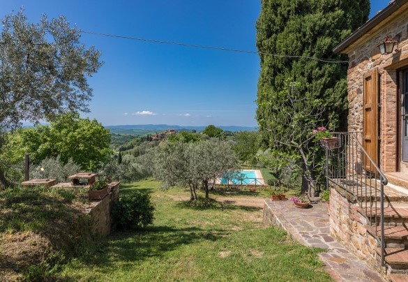 The house is set in an estate of about two hectares - Monterzi