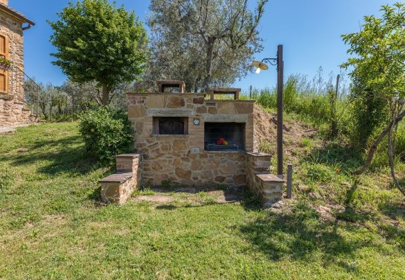 The brickwork barbecue area just few steps away - Monterzi