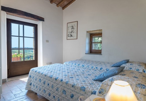 Twin bedroom with joinable beds (with direct access to the outside through a French window) - Monterzi