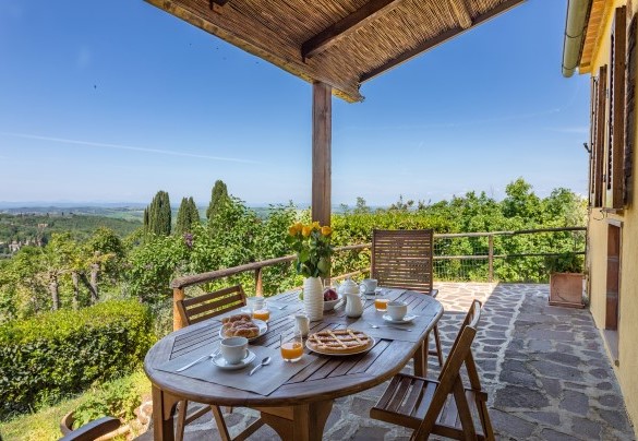  A panoramic portico equipped with table and chairs completes this ideal setting - Monterzi