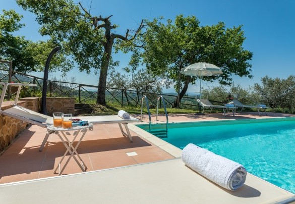  A panoramic portico equipped with table and chairs completes this ideal setting - Monterzi