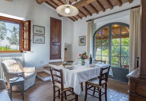 The dining room and the front door - Monterzi