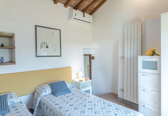 Twin bedroom with joinable beds (with direct access to the outside through a French window) - Monterzi