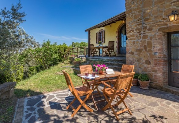 A panoramic portico equipped with table and chairs - Monterzi
