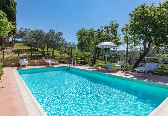 The swimming pool is lined in PVC and has chlorine purification - Monterzi
