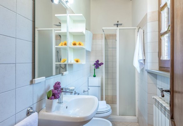 Bathroom with shower next to the bedroom - Monterzi
