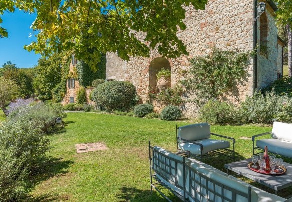 A relaxation area shaded by a tree - Monticchia
