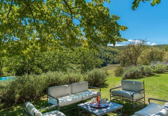 The well-maintained and verdant garden of the property - Monticchia