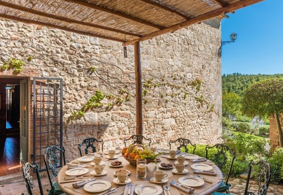 The table next to the villa is the perfect place for outdoor lunches - Monticchia