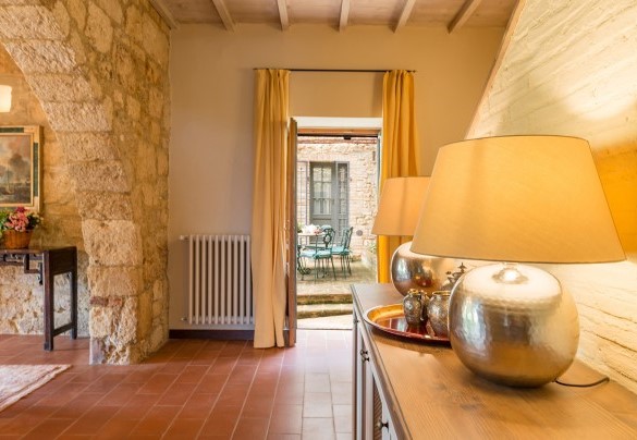 A room connects the exterior with the dining room - Monticchia