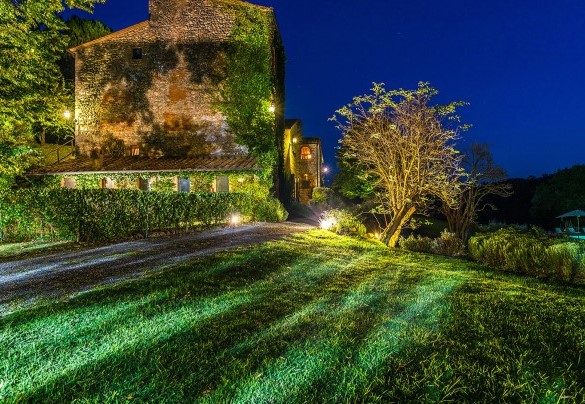 The characteristic lighting also makes the nighttime scene unique - Monticchia