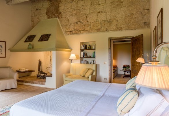 The spacious double bedroom no. 1 on the first floor - Monticchia