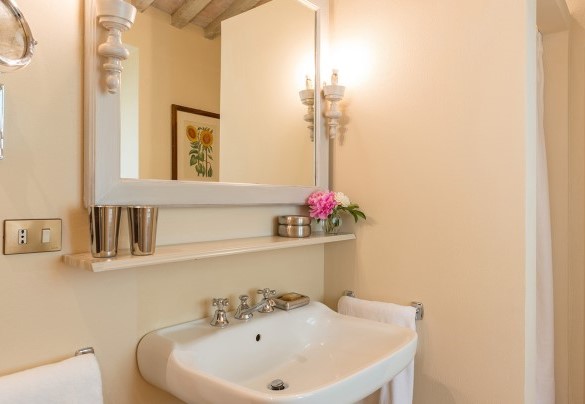 Bathroom with shower n.2 on the first floor - Monticchia