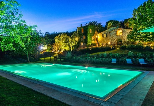 The pool is lined with blue PVC and has chlorine purification - Monticchia