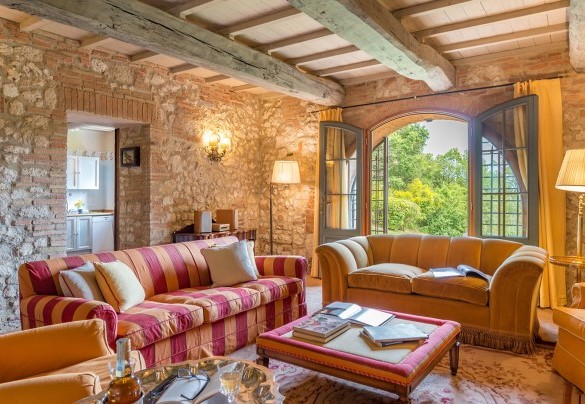The ground floor living room is equipped with several sofas - Monticchia