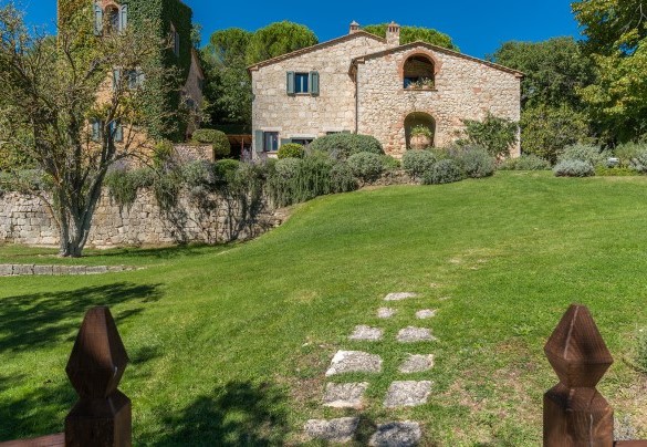 The well-maintained and verdant garden of the property spans an area of 5000 square meters - Monticchia
