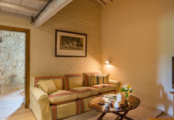 The annex's living room with a TV - Monticchia