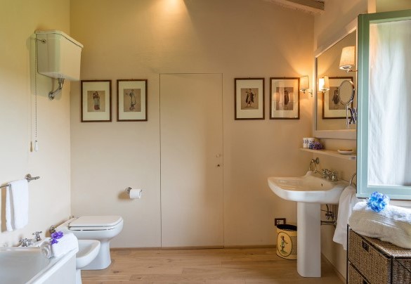The bathroom n.1, en-suite to double bedroom n.1, on the first floor - Monticchia