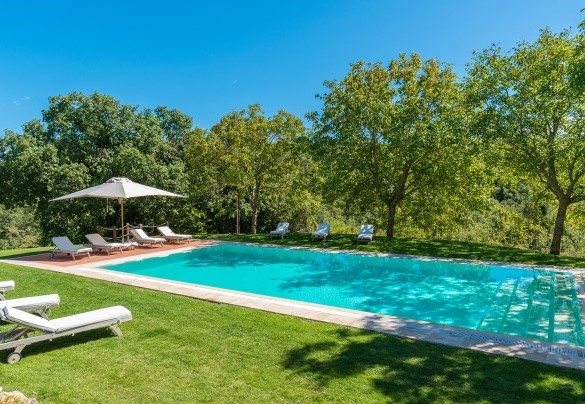 The (fenced) pool measures 7 x 14 meters with varying depths - Monticchia