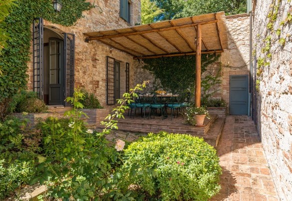 The table next to the villa is the perfect place for outdoor lunches - Monticchia