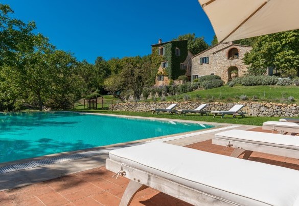 The pool extends over a lower terrace - Monticchia